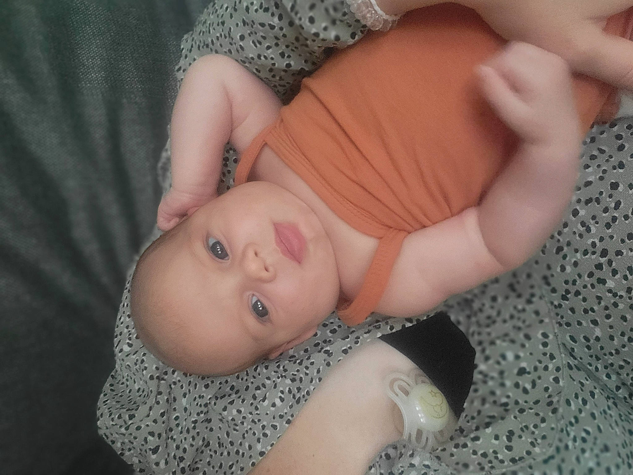 Zélie a rejoint le concours — aidez-le/la à gagner de superbes lots ! baby_toddler_clothing, chest, child, comfort, eyelash, gesture, grass, hand, head, human_leg, joint, nail, pattern, person, skin, thigh, thumb, toddler, trunk, wood