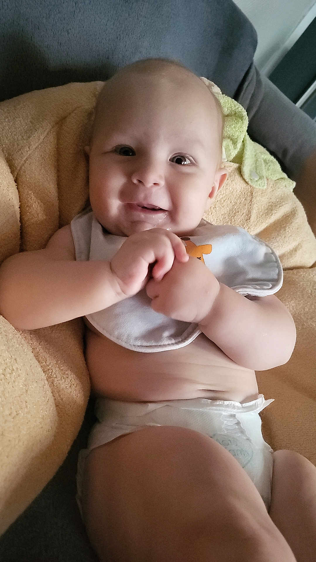 Raphaël participe au concours pour gagner de l'argent avec cette photo : baby, infant, smiling, diaper, bib, hands, face, skin, blanket, couch, happy, cute, child, portrait, indoor, relaxing, chubby, young, person, comfort