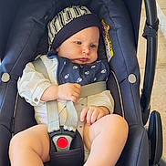 Raphaël a rejoint le concours — aidez-le/la à gagner de superbes lots ! baby, car_seat, infant, hat, bib, stripes, legs, toes, hands, blanket, straps, buckles, outdoor, steps, curious, child, person, clothing, seat, footwear
