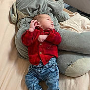 Kenzo a rejoint le concours — aidez-le/la à gagner de superbes lots ! baby, infant, plush_toy, elephant, bed, red_shirt, denim_pants, socks, sleepwear, soft_toy, child, cute, resting, indoors, portrait, cozy, fabric, comfort, small_person, laying_down