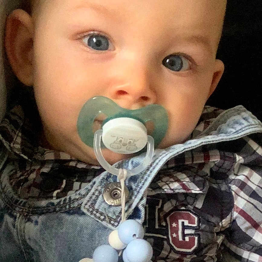 Timoty a rejoint le concours — aidez-le/la à gagner de superbes lots ! accessories, baby, clothing, coat, couch, cutlery, earring, face, furniture, head, jacket, jeans, jewelry, necklace, pants, person, photography, portrait, spoon, t_shirt