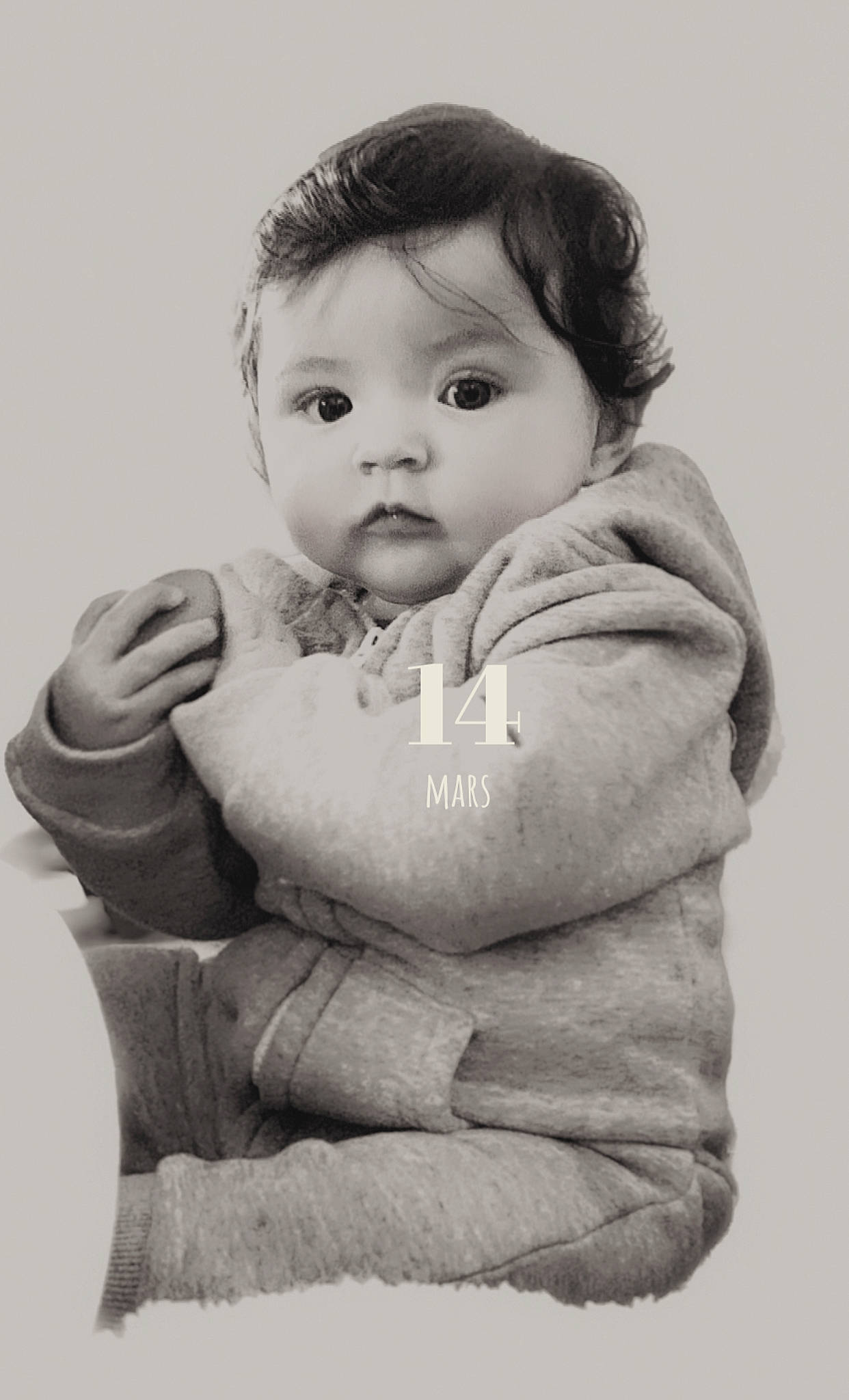 Selena a rejoint le concours — aidez-le/la à gagner de superbes lots ! arm, baby, baby_toddler_clothing, black_and_white, cheek, eyelash, facial_expression, flash_photography, gesture, hair, hand, happy, iris, lip, nose, organ, person, skin, sleeve, style