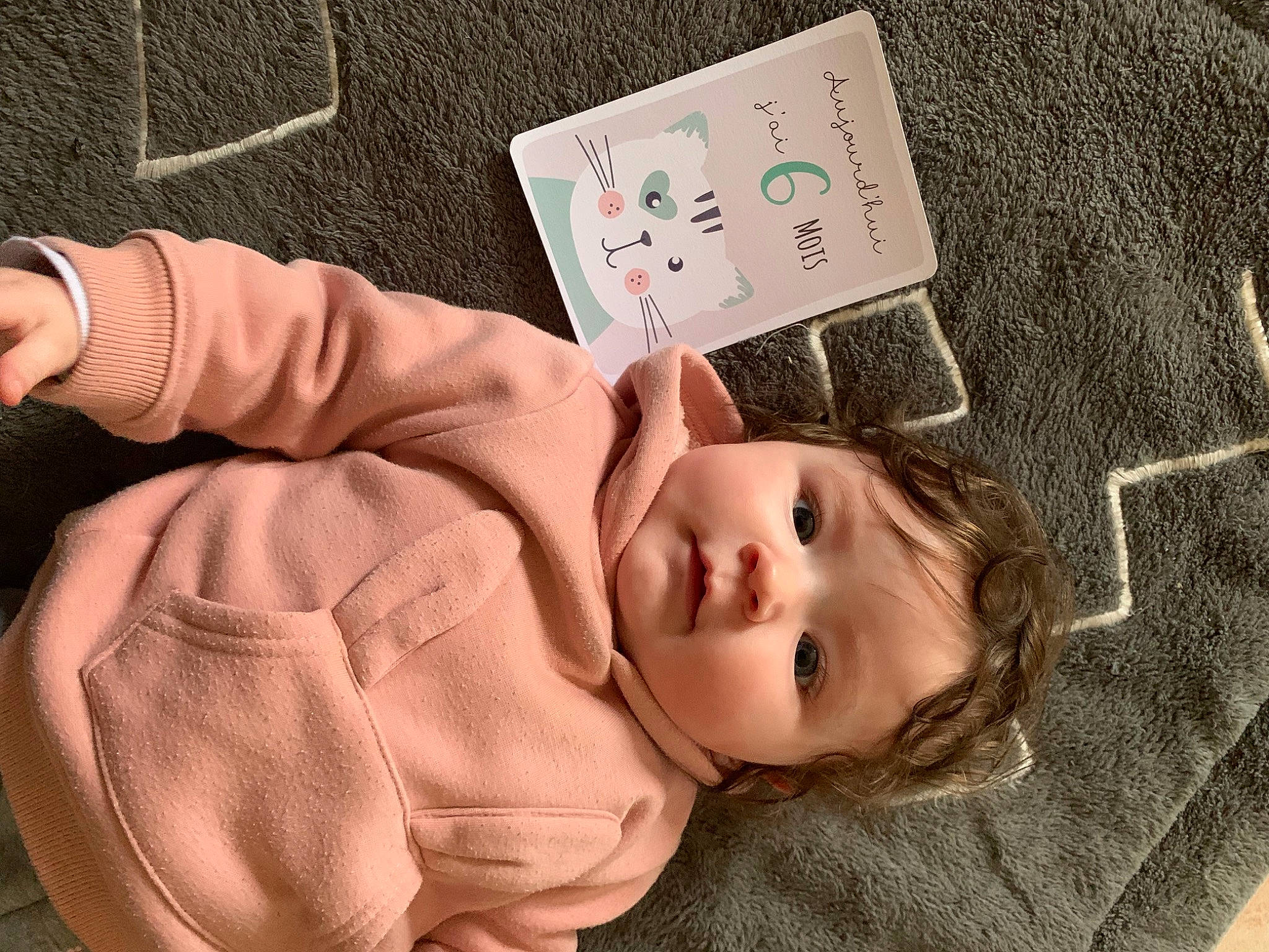 Selena a rejoint le concours — aidez-le/la à gagner de superbes lots ! baby, baby_toddler_clothing, bedtime, carmine, cheek, child, comfort, fur, linens, nose, pattern, person, room, skin, sleep, sleeve, toddler, wood