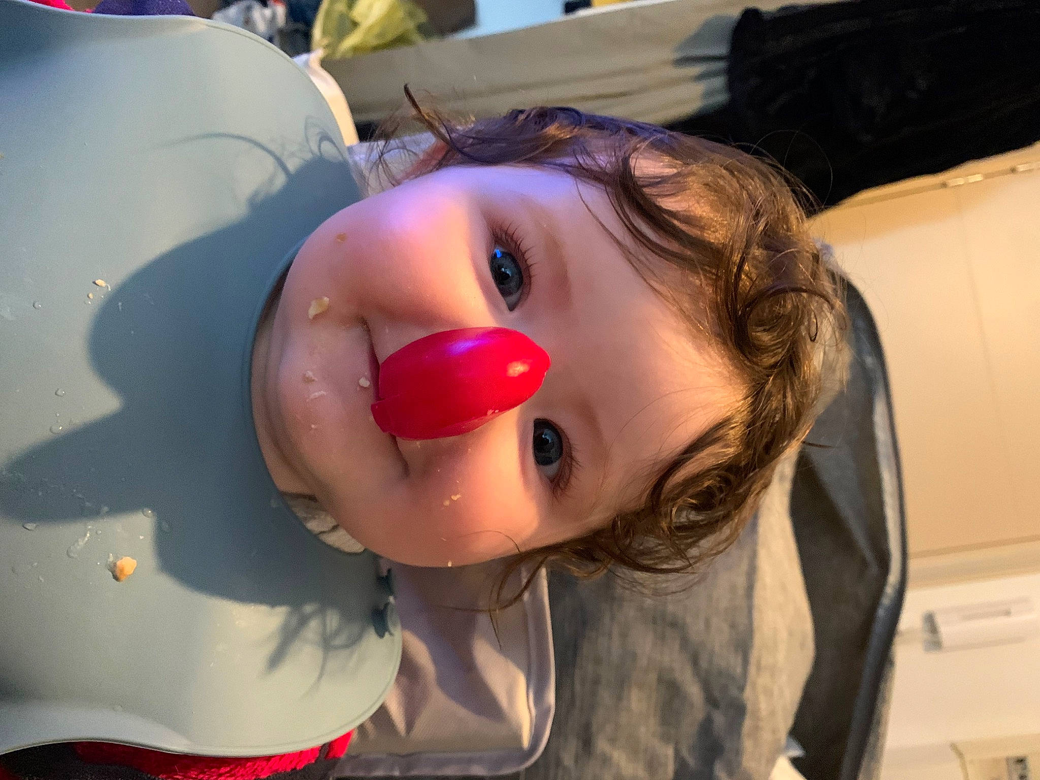 Selena participe au concours pour gagner de l'argent avec cette photo : cheek, child, close_up, doll, eyelash, eyewear, fun, fur, lip, mouth, nose, pattern, person, selfie, skin, stuffed_toy, toy