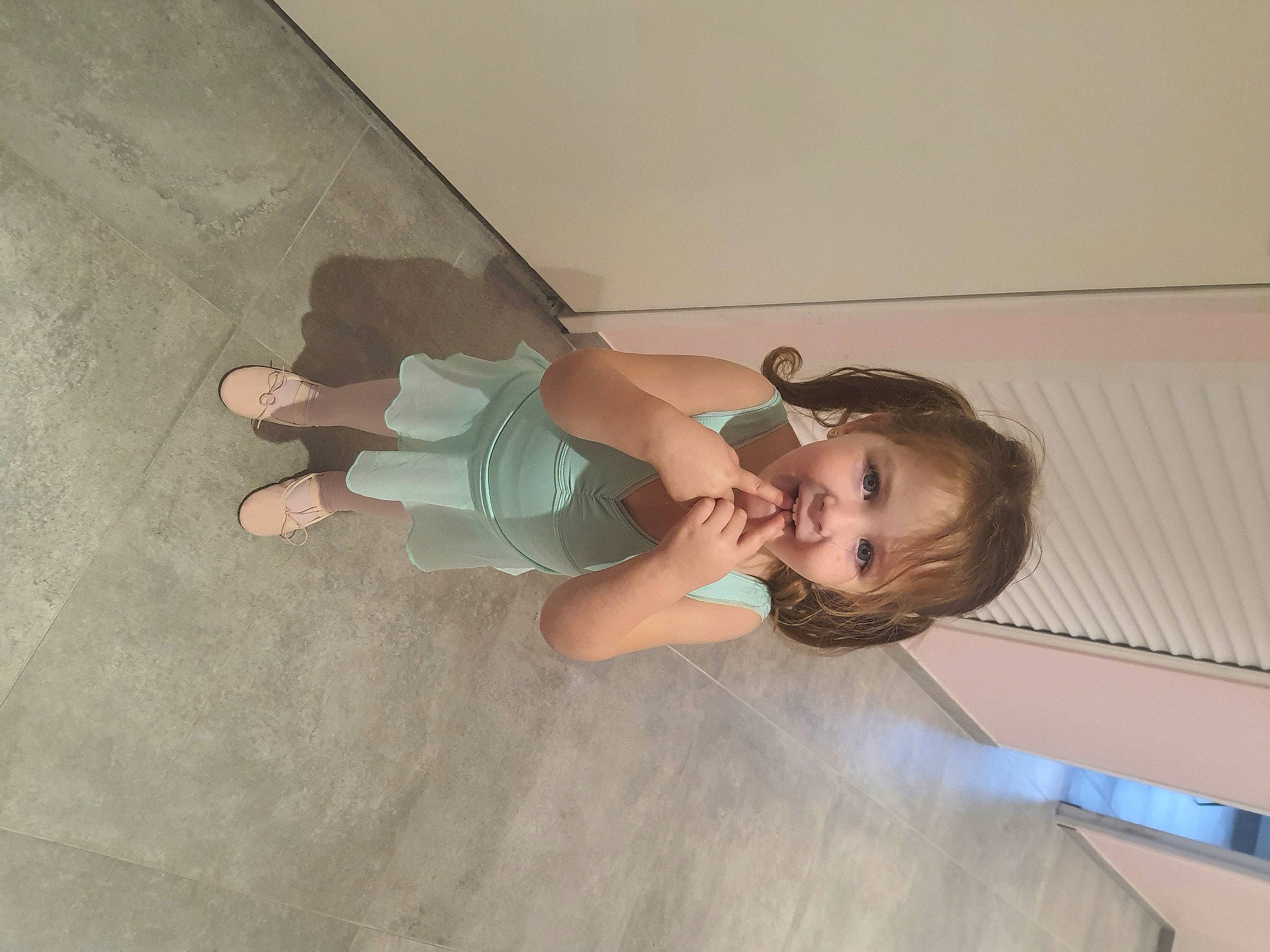 Sara participe au concours pour gagner de l'argent avec cette photo : ceiling, comfort, elbow, finger, floor, flooring, fun, gesture, happy, hardwood, human_leg, joint, knee, leisure, person, plaster, shoulder, thigh, trunk, waist