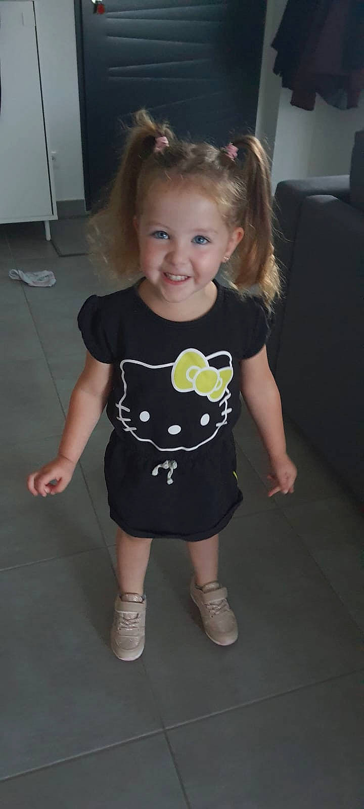 Sara a rejoint le concours — aidez-le/la à gagner de superbes lots ! baby_toddler_clothing, cabinetry, cheek, child, couch, eye, face, flooring, fun, hair, happy, head, iris, joy, pattern, person, sleeve, smile, standing, t_shirt