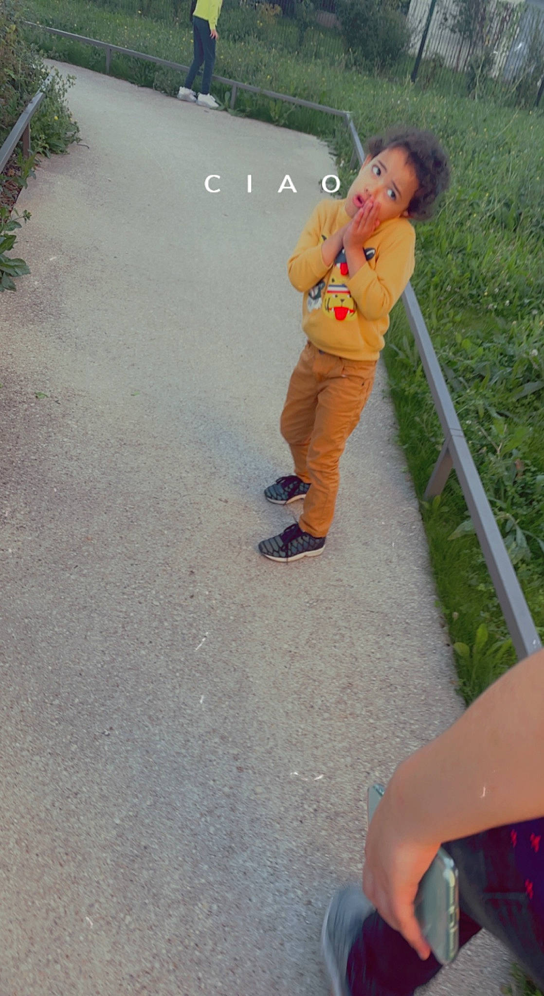 Imrane participe au concours pour gagner de l'argent avec cette photo : asphalt, foot, fun, grass, human_leg, knee, landscape, leisure, people_in_nature, person, recreation, road, road_surface, sandal, shadow, sidewalk, standing, surprise, thigh, toddler