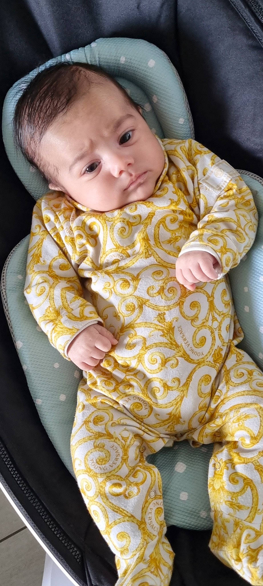 Kenzo participe au concours pour gagner de l'argent avec cette photo : baby, baby_toddler_clothing, cheek, child, circle, collar, comfort, face, head, linens, long_sleeved_t_shirt, nightwear, nose, pattern, person, sitting, skin, sleeve, t_shirt, terrestrial_animal