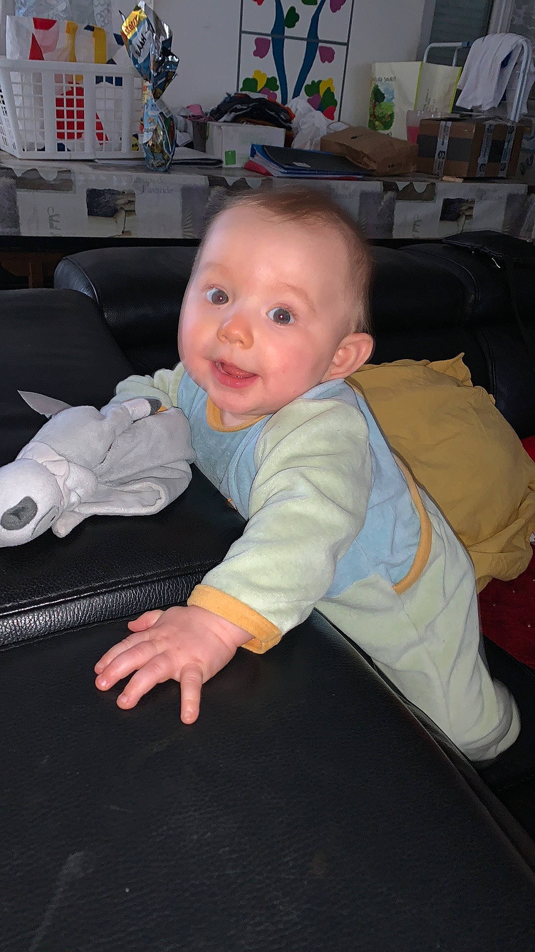 Kélyo participe au concours pour gagner de l'argent avec cette photo : baby, baby_products, baby_toddler_clothing, chair, cheek, child, comfort, finger, flooring, fun, iris, lap, person, room, shelf, sitting, skin, smile, thumb, toddler