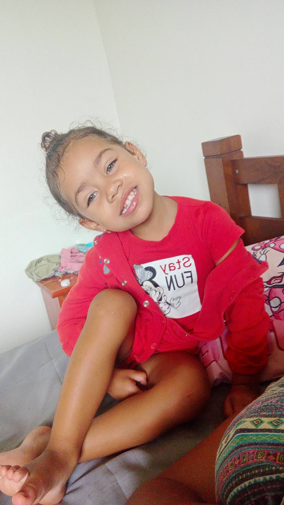 Meïly a rejoint le concours — aidez-le/la à gagner de superbes lots ! baby_toddler_clothing, cheek, comfort, eye, hair, happy, head, human_leg, joy, knee, lap, leg, mouth, person, shorts, skin, sleeve, smile, t_shirt, thigh