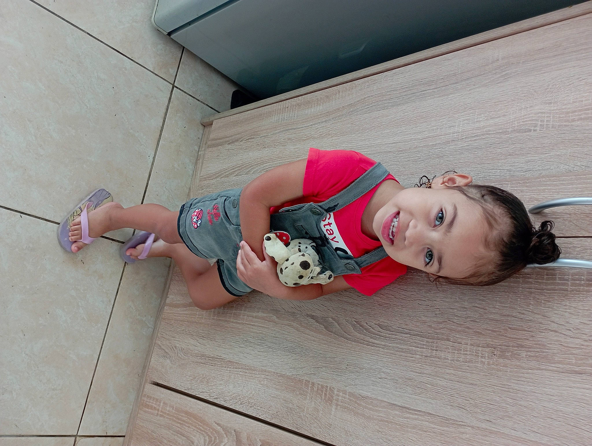 Meïly a rejoint le concours — aidez-le/la à gagner de superbes lots ! baby, carmine, child, concrete, floor, flooring, fun, hardwood, human_leg, joint, joy, knee, leisure, person, personal_protective_equipment, recreation, sidewalk, smile, t_shirt, thigh