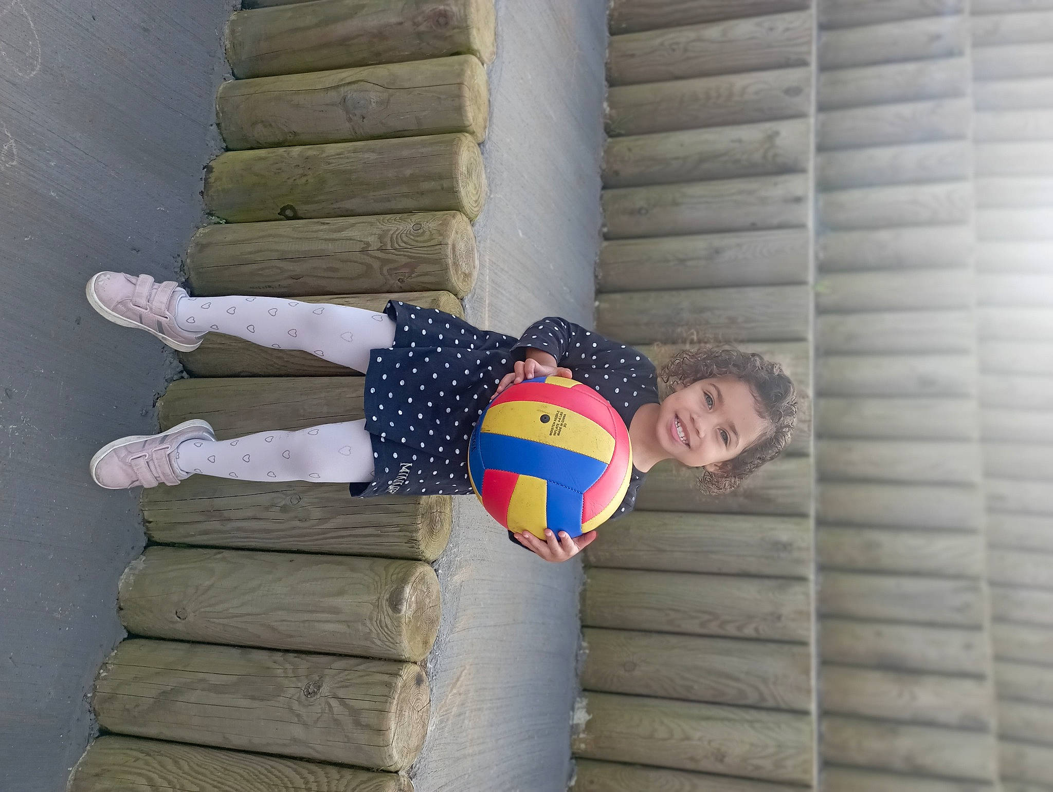 Meïly participe au concours pour gagner de l'argent avec cette photo : composite_material, concrete, denim, elbow, electric_blue, happy, human_leg, joy, knee, pattern, person, sleeve, smile, textile, thigh, waist, wood, wrist