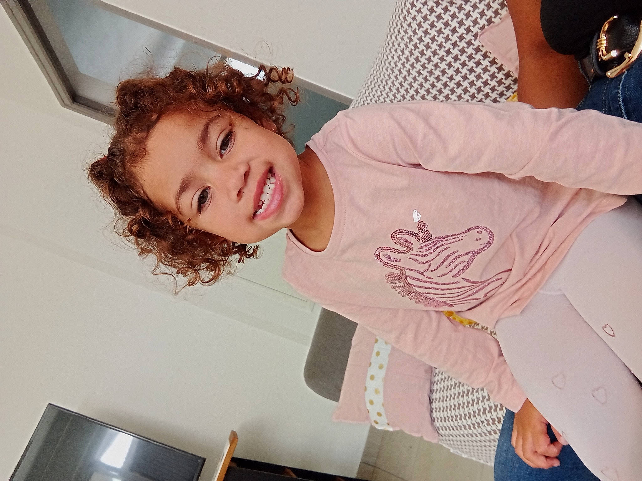 Meïly a rejoint le concours — aidez-le/la à gagner de superbes lots ! baby, baby_toddler_clothing, child, comfort, couch, elbow, fun, happy, human_leg, joy, pattern, person, room, sleeve, smile, t_shirt, thigh, toddler, vacation