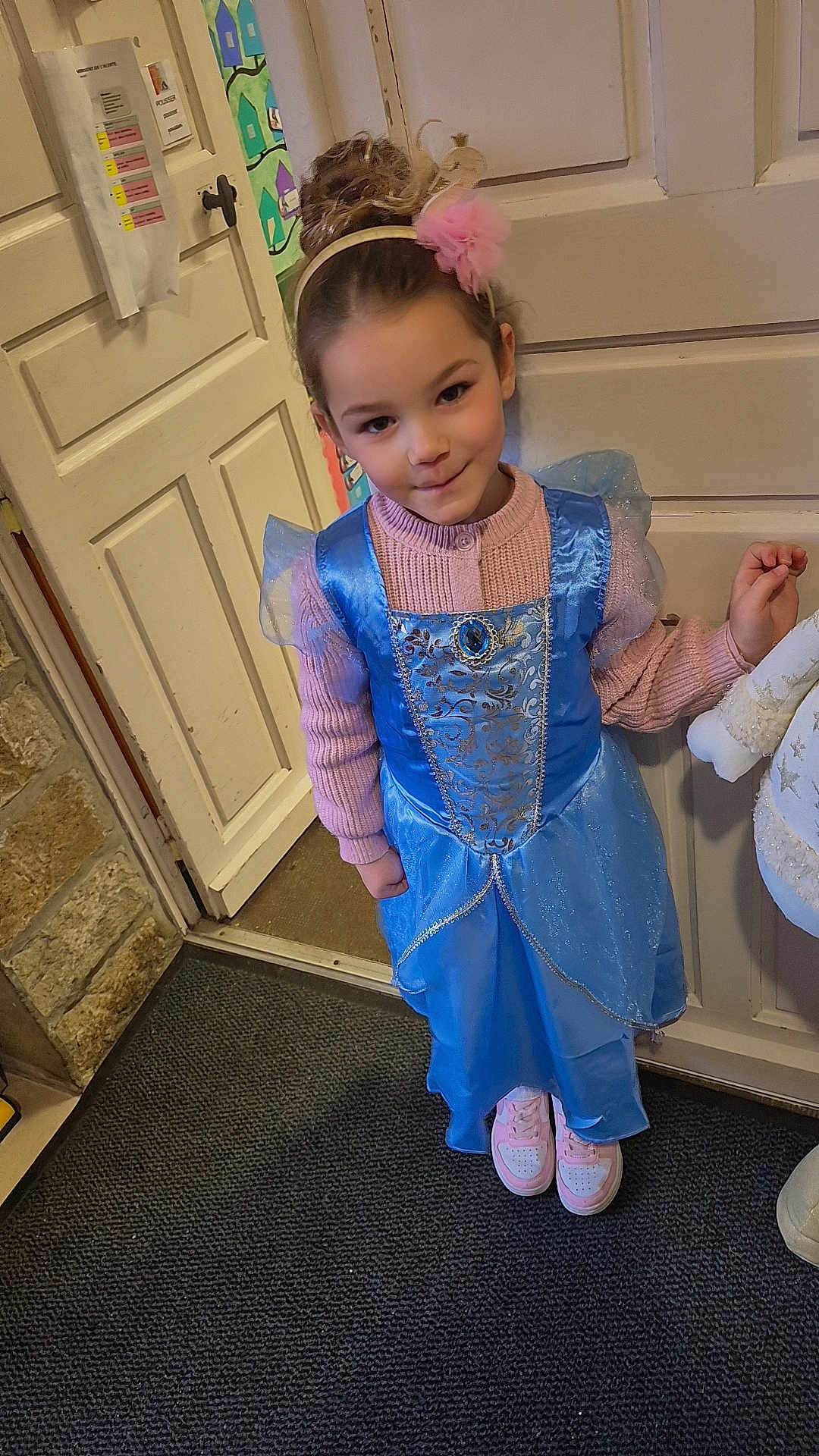 Maïana participe au concours pour gagner de l'argent avec cette photo : child, girl, princess_dress, blue_dress, pink_sweater, headband, indoor, carpet, door, wall, stone_wall, smiling, standing, shoes, pink_shoes, costume, cute, portrait, playful, young