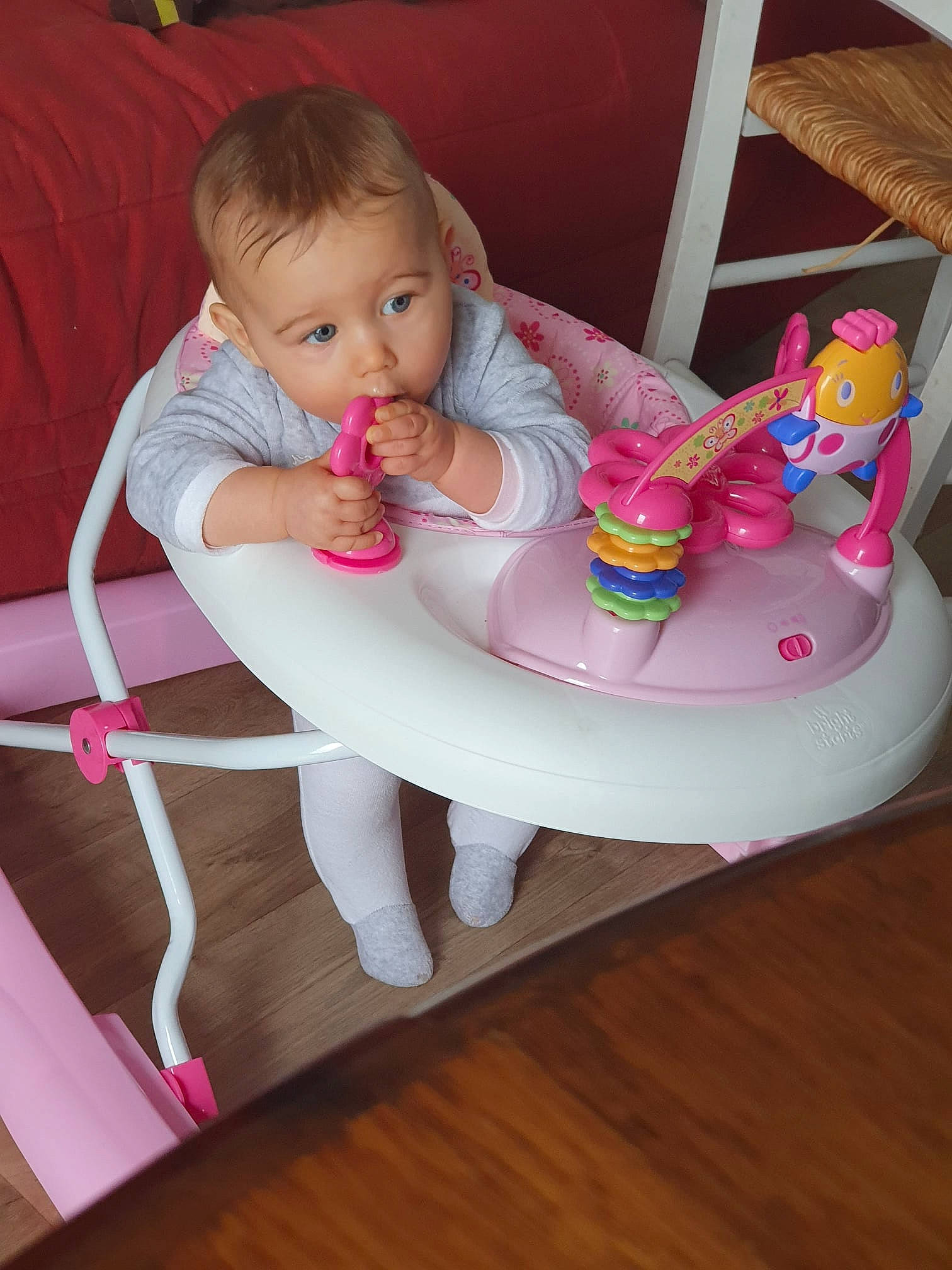 Railey a rejoint le concours — aidez-le/la à gagner de superbes lots ! baby, baby_products, baby_safety, baby_toddler_clothing, chair, child, comfort, drinkware, face, finger, flooring, hardwood, magenta, person, pink, play, sitting, skin, sock, toddler