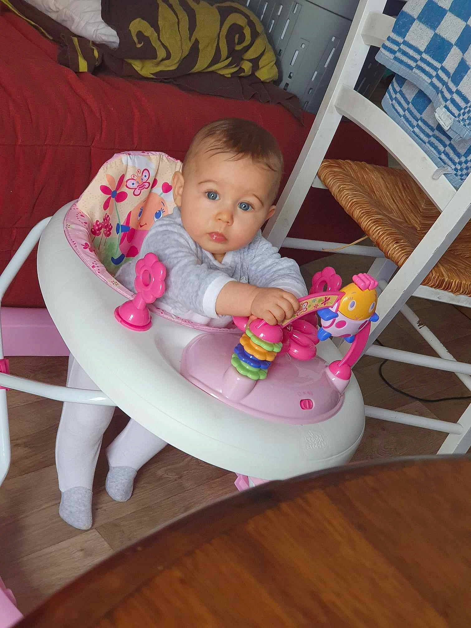 Railey a rejoint le concours — aidez-le/la à gagner de superbes lots ! baby, baby_products, baby_safety, baby_toddler_clothing, baby_toys, chair, cheek, child, comfort, face, flooring, hardwood, lap, linens, person, pink, sitting, sleeve, sock, toddler