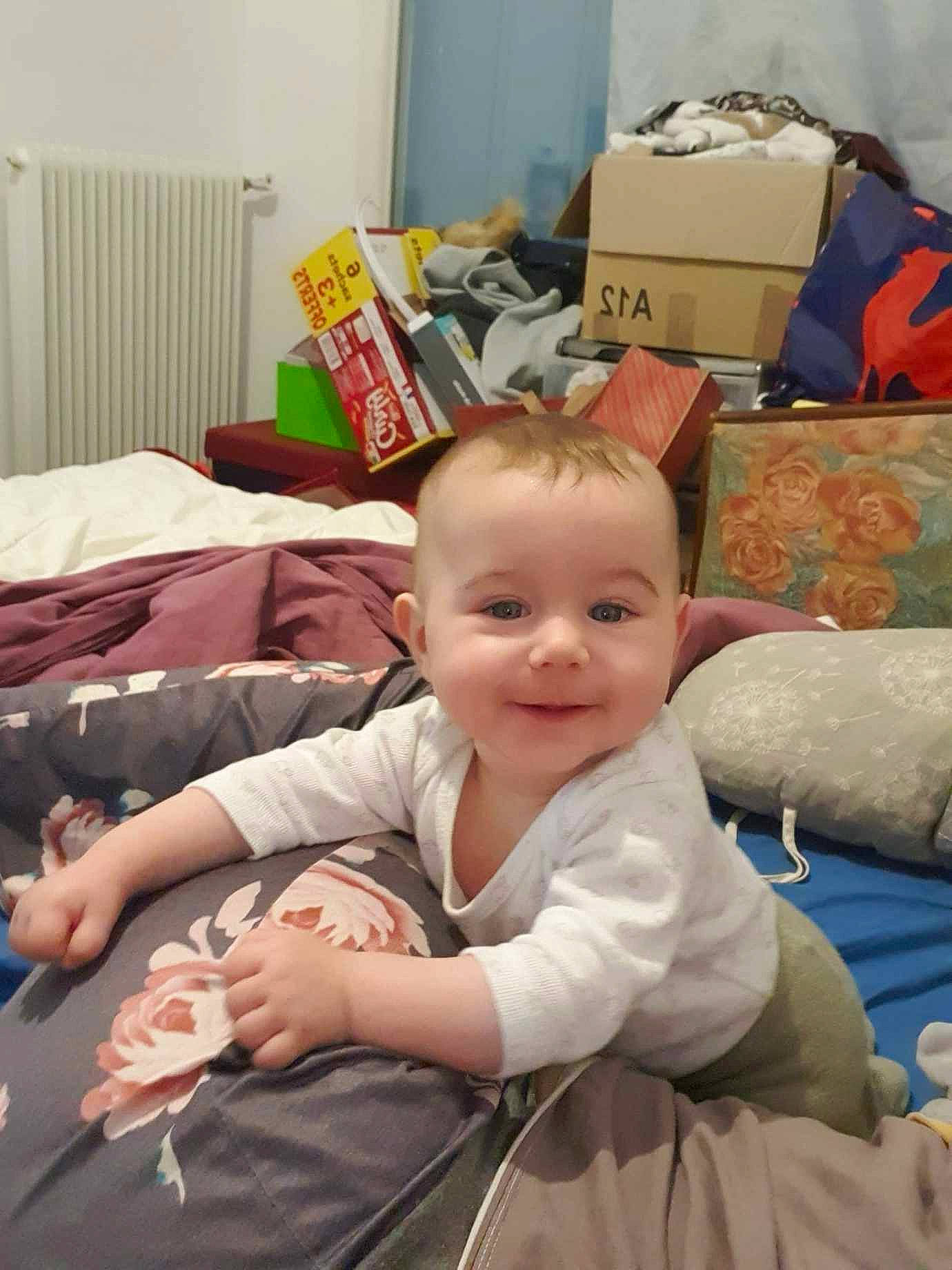 Railey participe au concours pour gagner de l'argent avec cette photo : baby, baby_products, baby_toddler_clothing, child, comfort, flooring, fun, happy, head, joy, lap, linens, living_room, person, plastic_bag, play, room, shipping_box, sitting, smile