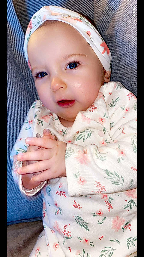 Tahlia a rejoint le concours — aidez-le/la à gagner de superbes lots ! baby, beauty, cheek, child, eye, face, hair_accessory, head, headgear, lip, mouth, nose, person, skin, smile, toddler