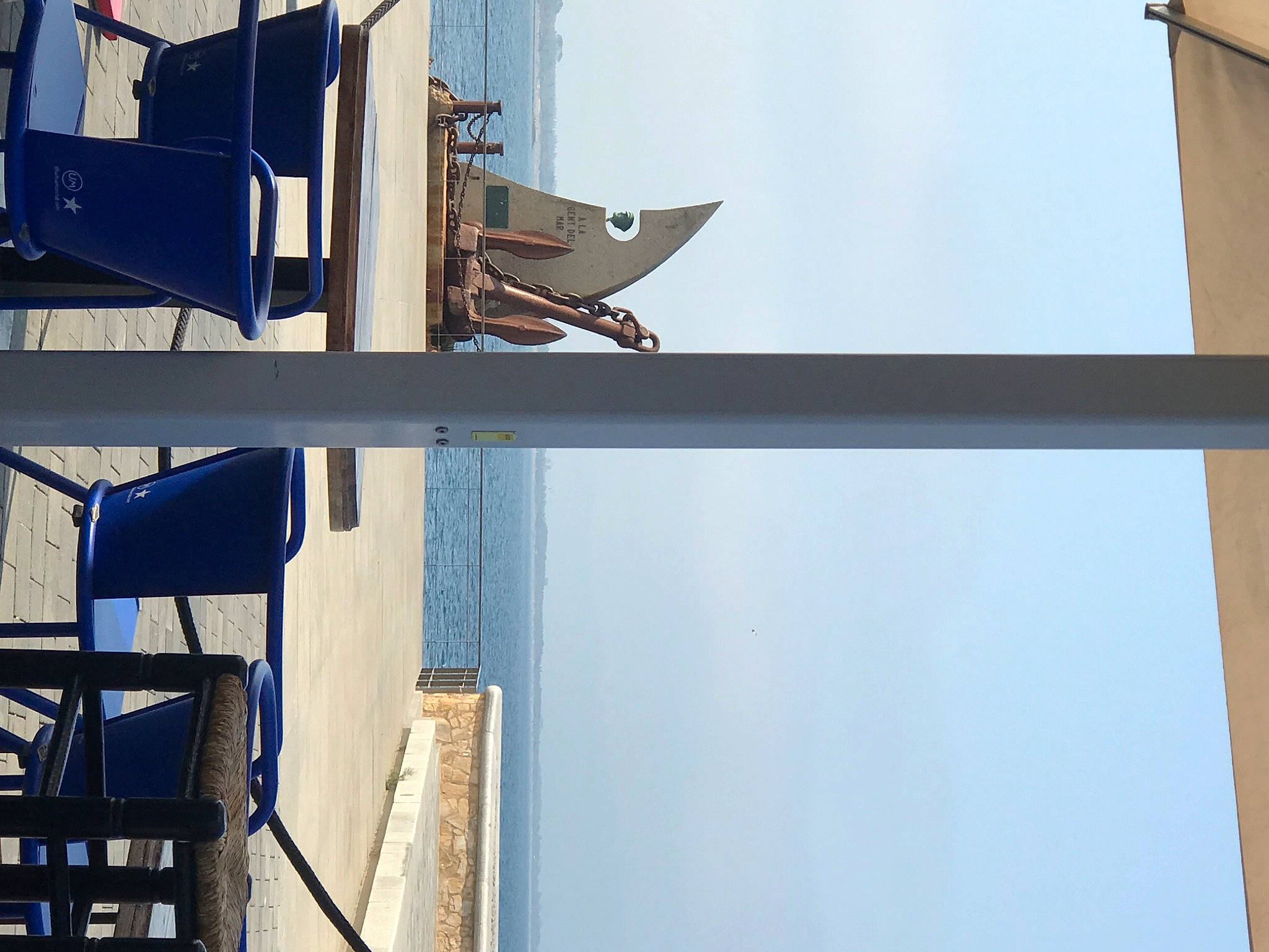 Perle a rejoint le concours — aidez-le/la à gagner de superbes lots ! azure, balcony, blue, building, city, facade, flag, glass, handrail, house, metal, naval_architecture, reflection, roof, shade, sky, vehicle, water, window, wood