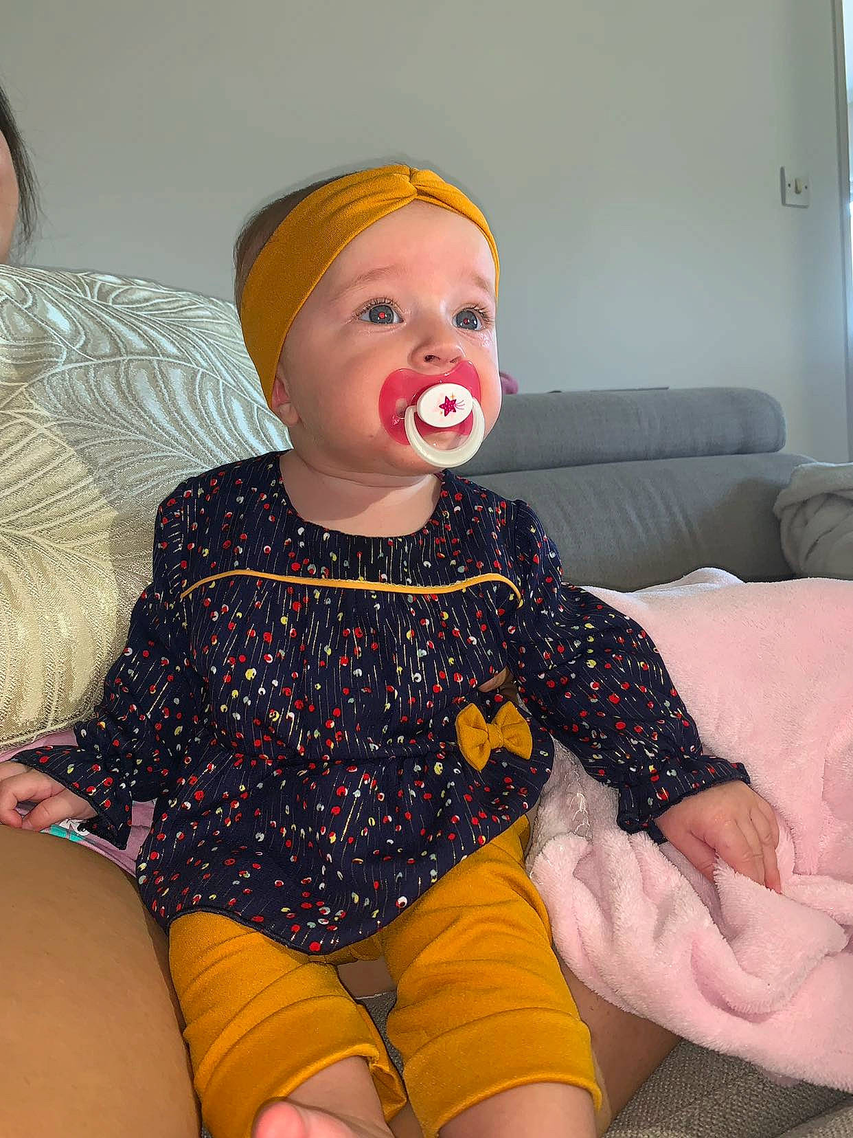 Maddy participe au concours pour gagner de l'argent avec cette photo : baby, child, finger, leg, person, sitting, sleeve, thigh, toddler, vacation, yellow