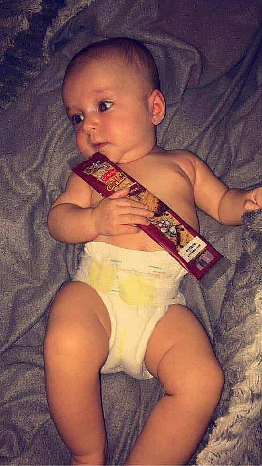 Maddy participe au concours pour gagner de l'argent avec cette photo : abdomen, arm, baby, child, diaper, finger, flesh, hand, human_leg, joint, leg, mouth, muscle, person, thigh, thumb, toddler, trunk