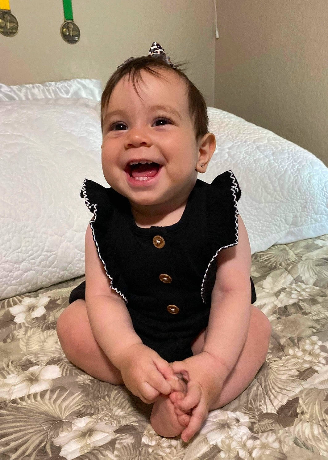 Isabel is registered to the contest to win money with this photo: arm, baby_toddler_clothing, cheek, comfort, eye, facial_expression, finger, floor, happy, head, human, iris, mammal, mouth, neck, person, product, skin, sleeve, smile