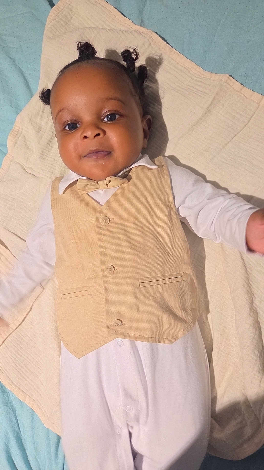 Sohan a rejoint le concours — aidez-le/la à gagner de superbes lots ! baby, infant, child, vest, bow_tie, white_clothing, blanket, soft_texture, cute, lying_down, portrait, indoors, smiling, happy, face, head, skin, expression, puffed_hair, comfortable