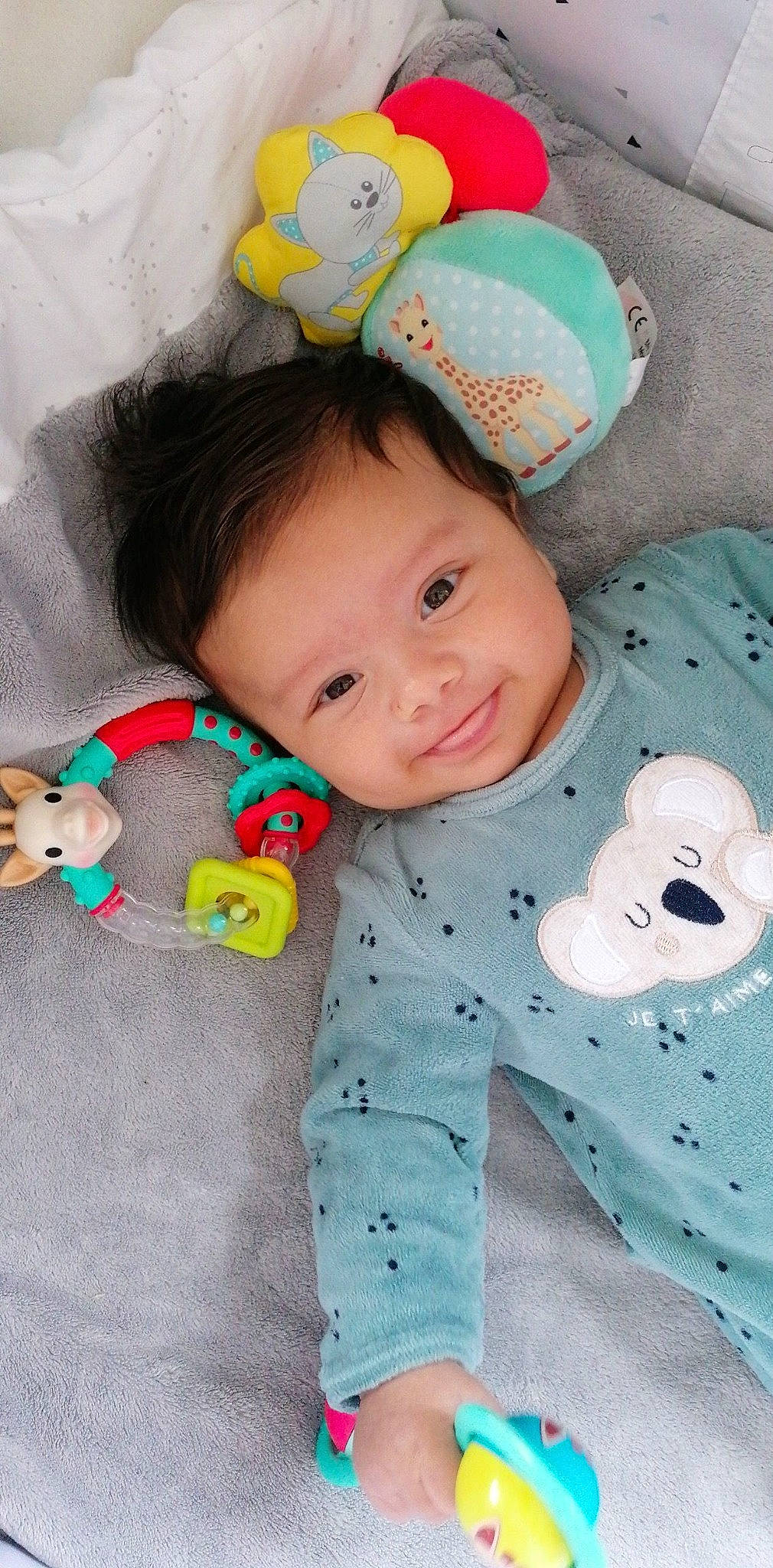 Wassim participe au concours pour gagner de l'argent avec cette photo : baby, baby_toddler_clothing, cheek, eye, face, facial_expression, green, happy, head, iris, joy, nose, organ, outerwear, person, product, skin, sleeve, smile, textile