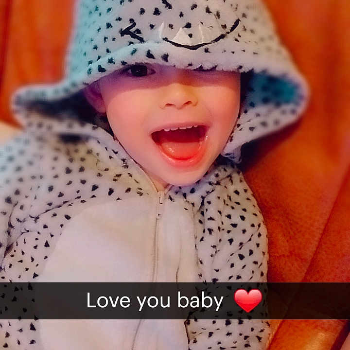 émiliano participe au concours pour gagner de l'argent avec cette photo : baby, bodypart, bonnet, cap, clothing, coat, face, finger, hand, hat, head, hood, hoodie, knitwear, mouth, person, photography, portrait, sweater, sweatshirt