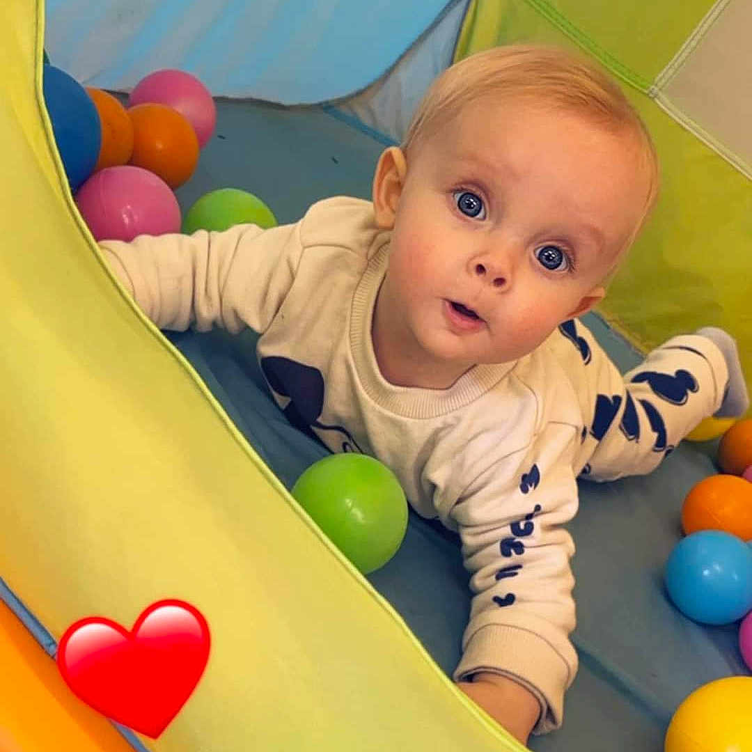 Atylio participe au concours pour gagner de l'argent avec cette photo : baby, babycrawling, crawling, face, head, person, sliding, symbol