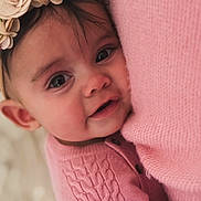 Atthylia a rejoint le concours — aidez-le/la à gagner de superbes lots ! baby, child, face, headband, flower, pink, sweater, cuddling, closeup, portrait, cozy, cute, infant, soft, warm, person, knitwear, expression, young, love
