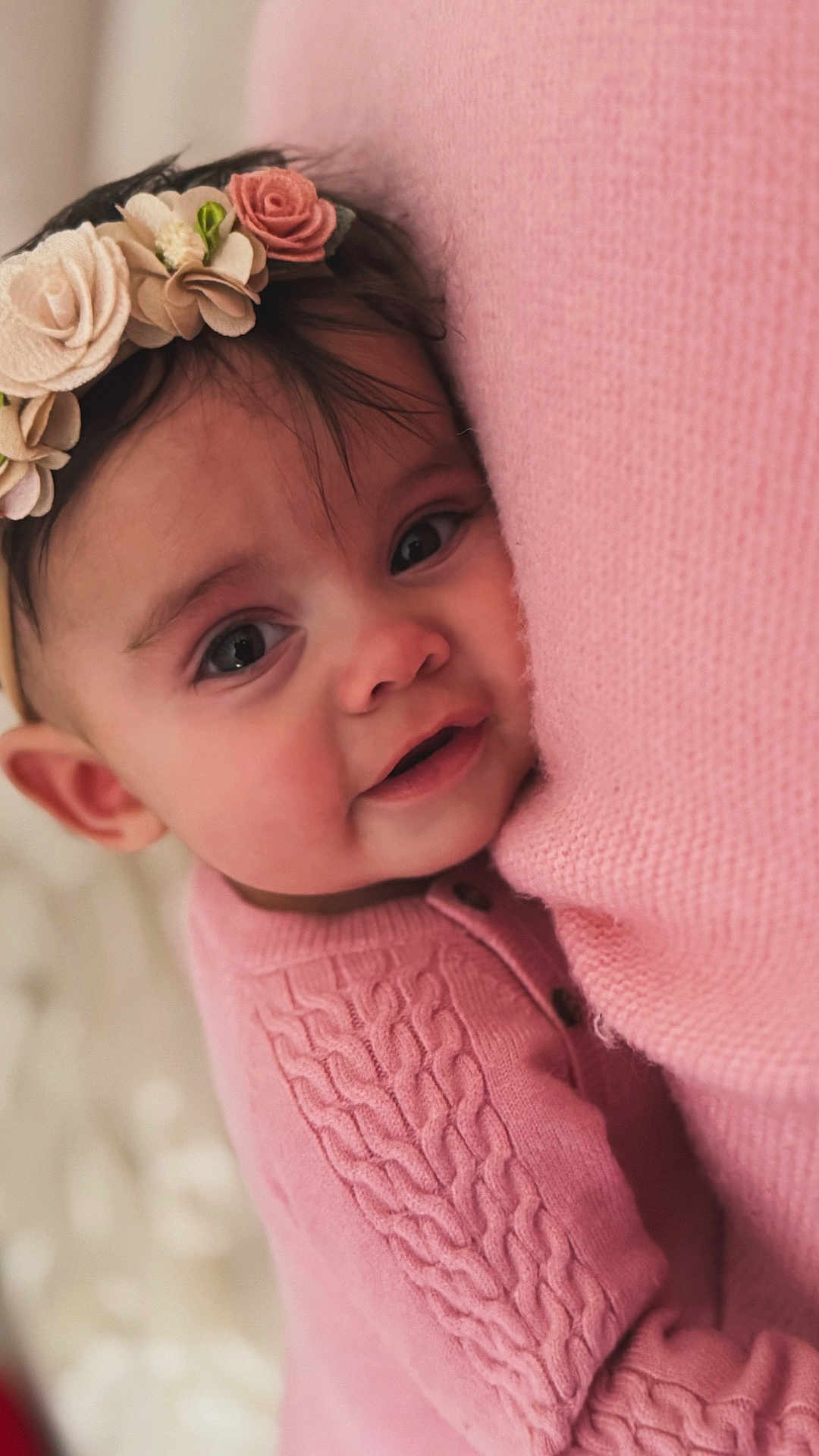 Atthylia a rejoint le concours — aidez-le/la à gagner de superbes lots ! baby, child, face, headband, flower, pink, sweater, cuddling, closeup, portrait, cozy, cute, infant, soft, warm, person, knitwear, expression, young, love