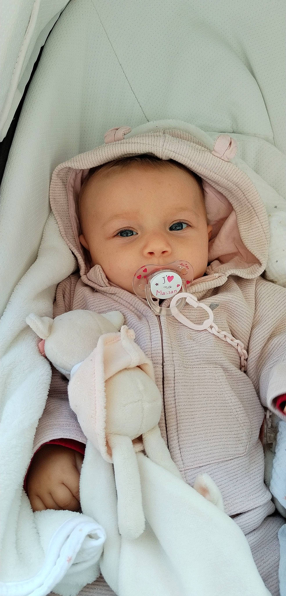 Alycia a rejoint le concours — aidez-le/la à gagner de superbes lots ! baby, baby_products, baby_safety, baby_sleeping, baby_toddler_clothing, cheek, child, comfort, face, hat, linens, lip, pattern, person, product, skin, sleeve, textile, thumb, toddler