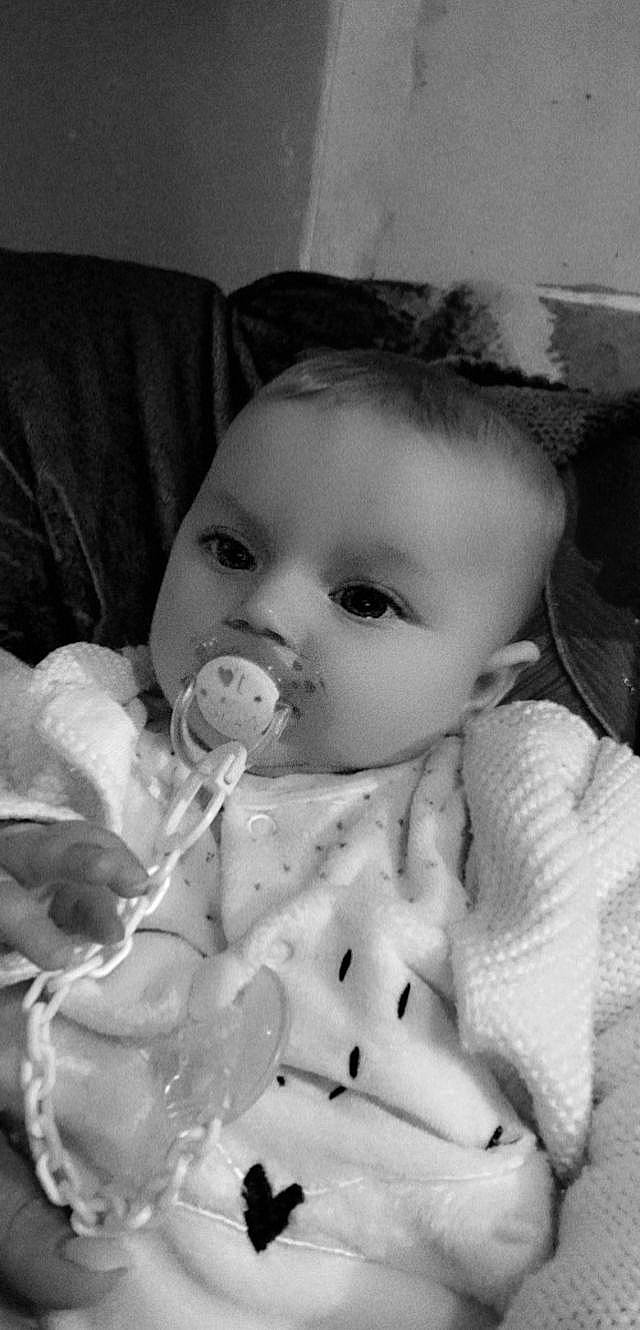 Alycia participe au concours pour gagner de l'argent avec cette photo : arm, baby, baby_toddler_clothing, cheek, child, chin, comfort, eye, eyebrow, eyelash, hand, head, human_body, iris, lip, monochrome, mouth, nose, person, skin