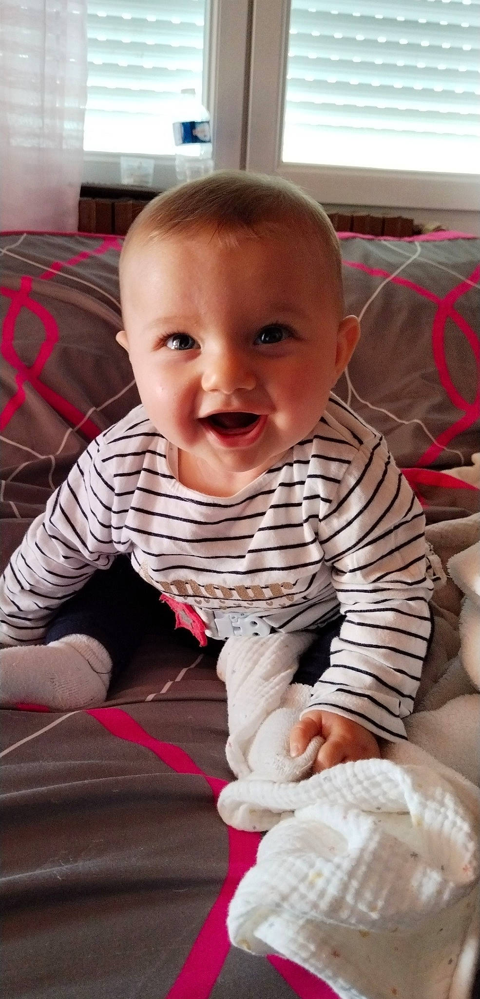 Alycia a rejoint le concours — aidez-le/la à gagner de superbes lots ! baby, baby_toddler_clothing, cheek, child, comfort, eye, facial_expression, finger, floor, flooring, fun, happy, mouth, nose, person, sitting, skin, sleeve, smile, toddler