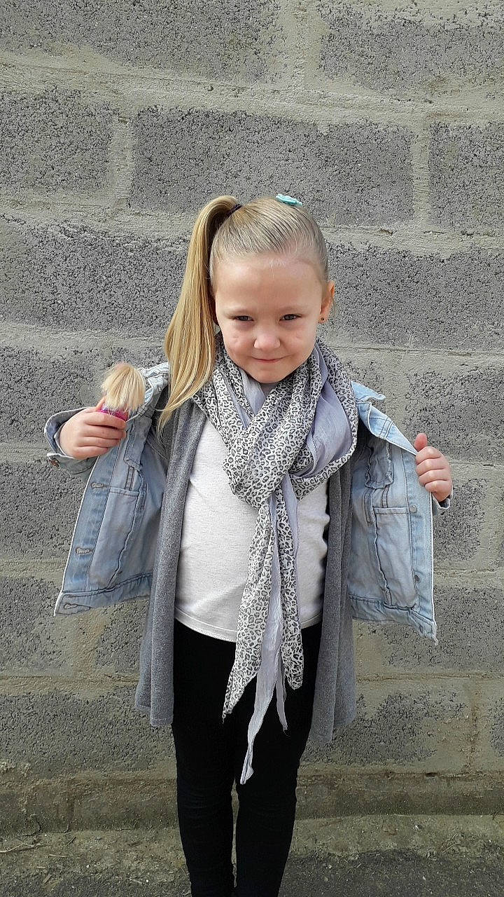Meilyne participe au concours pour gagner de l'argent avec cette photo : child, clothing, fashion_accessory, fun, girl, human_hair_color, jeans, material, outerwear, person, scarf, smile, textile, toddler