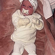 Loëva a rejoint le concours — aidez-le/la à gagner de superbes lots ! baby, infant, pacifier, headband, bow, mittens, booties, knitwear, blanket, plush, striped_chair, cozy, cute, newborn, soft_texture, indoor, child, sleepwear, comfort, resting