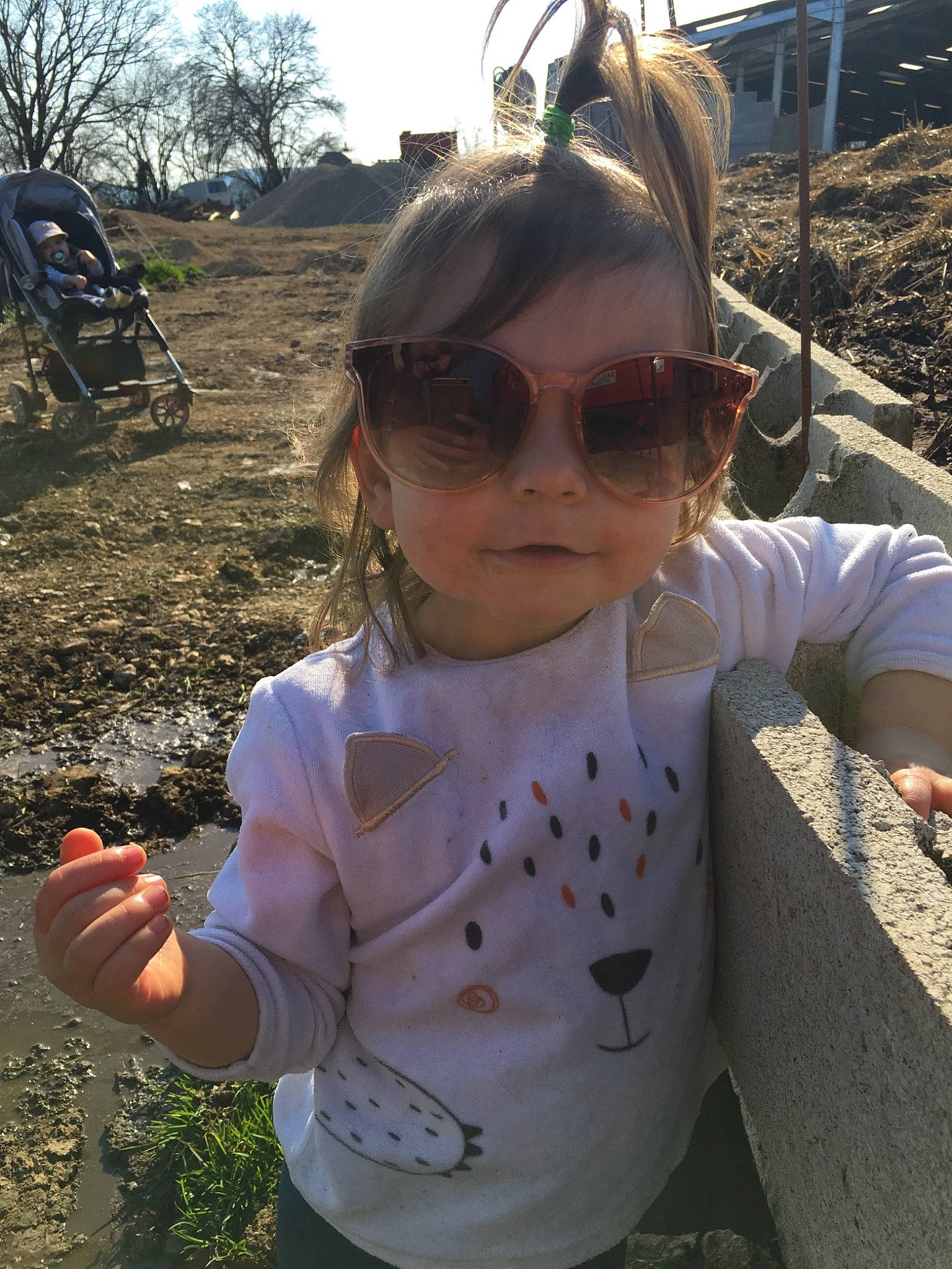 Amy participe au concours pour gagner de l'argent avec cette photo : baby_toddler_clothing, botany, child, cool, eyewear, finger, fun, goggles, grass, happy, leaf, leisure, person, plant, recreation, skin, sleeve, sunglasses, toddler, travel