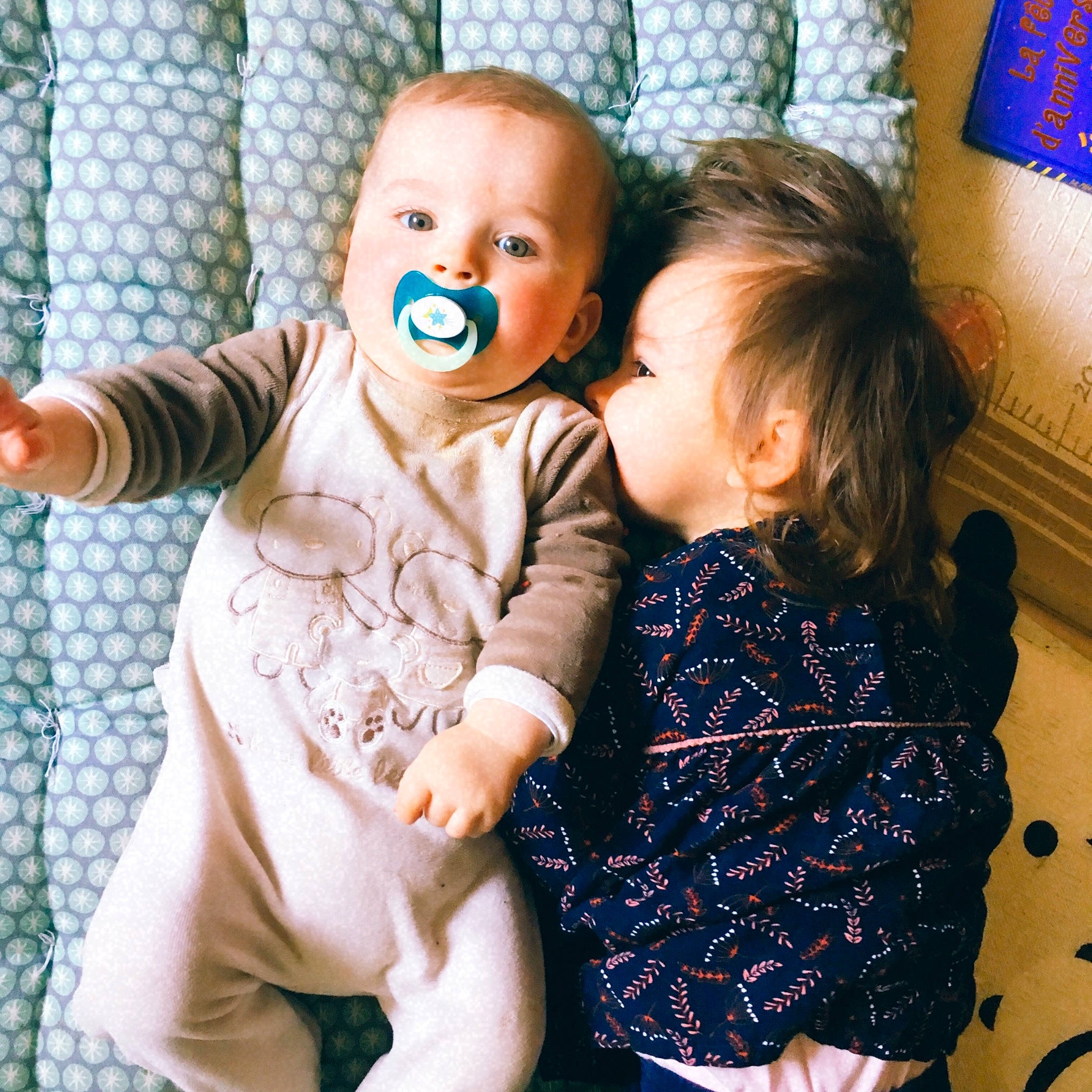 Samuel a rejoint le concours — aidez-le/la à gagner de superbes lots ! baby, baby_toddler_clothing, cheek, child, comfort, couch, eye, fun, gesture, happy, head, interaction, iris, nose, organ, person, skin, sleeve, standing, textile