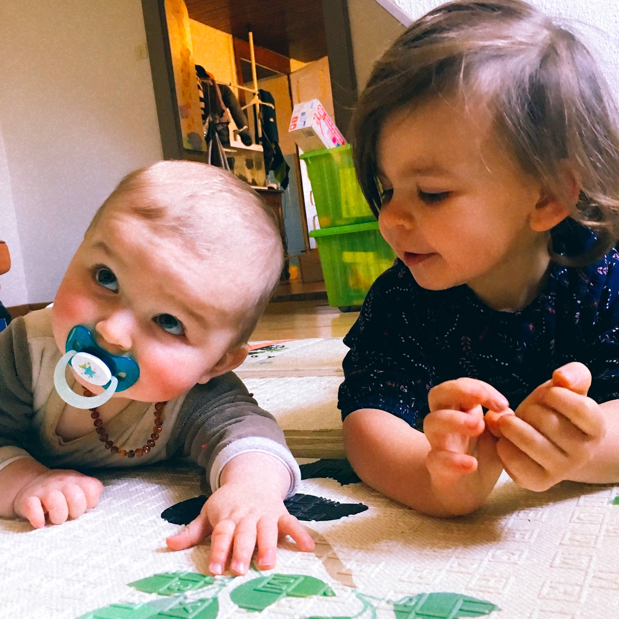 Samuel a rejoint le concours — aidez-le/la à gagner de superbes lots ! baby, baby_toddler_clothing, beauty, chair, cheek, child, eye, finger, green, hairstyle, hand, happy, head, nose, organ, person, sharing, skin, table, toddler