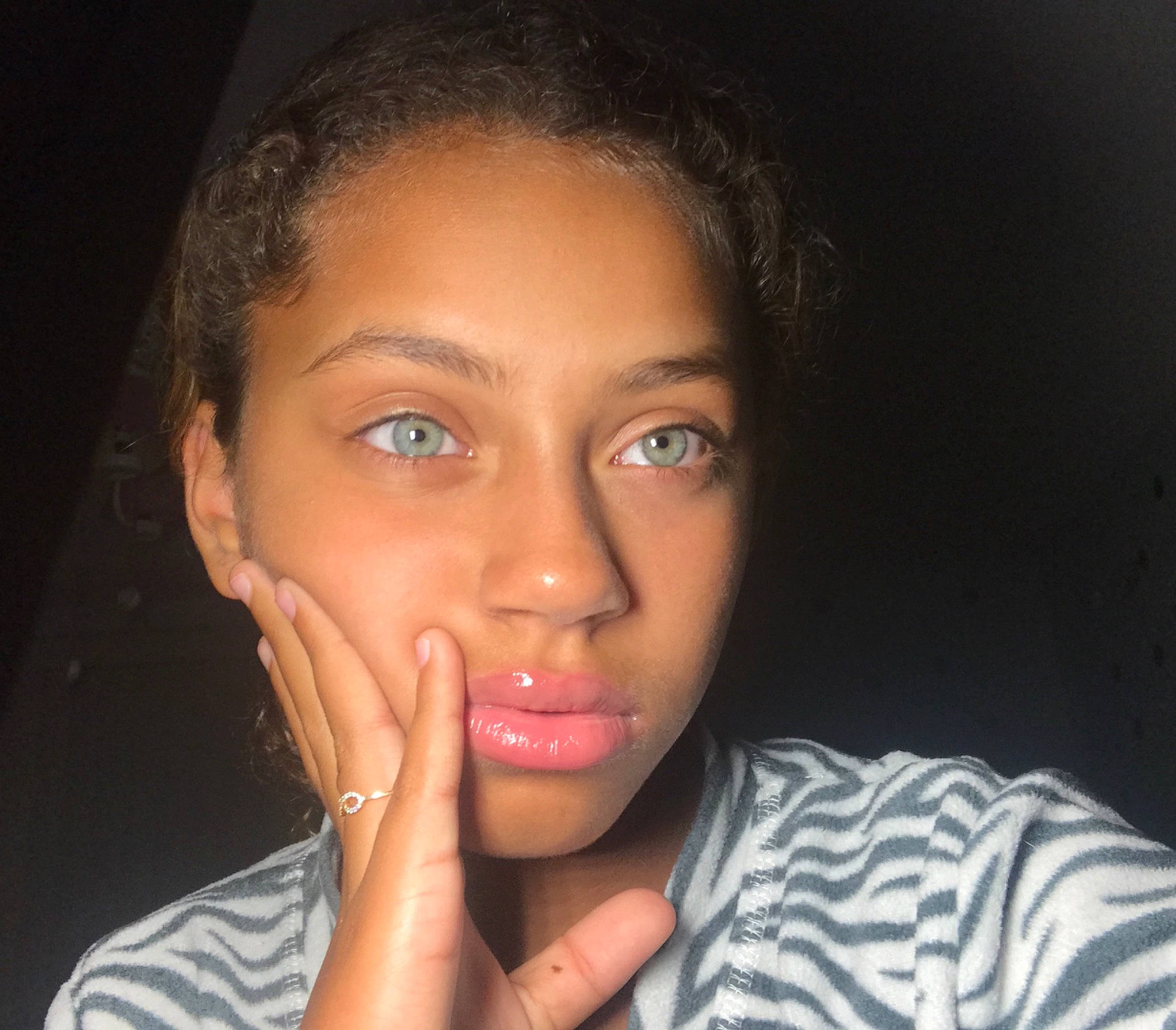 Alianna is registered to the contest to win money with this photo: beauty, black_hair, cheek, chin, close_up, eye, eyebrow, face, finger, forehead, hair, hairstyle, hand, head, human, lip, mouth, nose, person, selfie