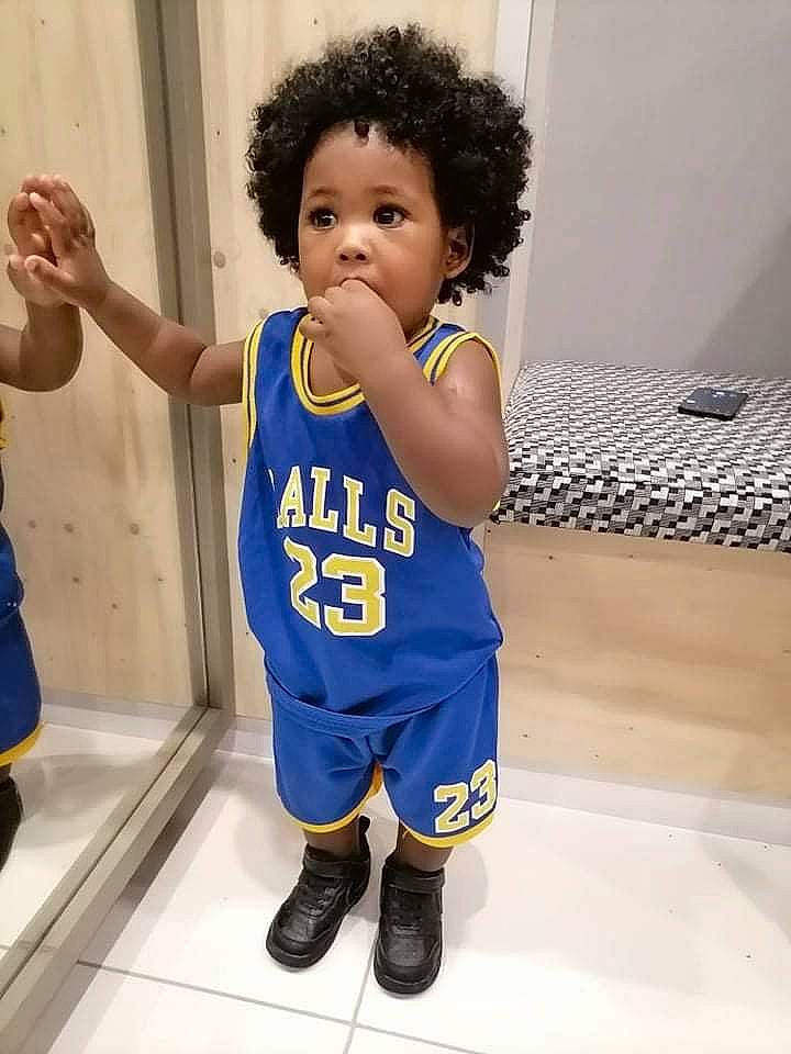 Jay Cole a rejoint le concours — aidez-le/la à gagner de superbes lots ! baby_toddler_clothing, cool, electric_blue, fun, gesture, hand, happy, jersey, joint, knee, neck, person, shoe, sleeve, sportswear, t_shirt, thigh, thumb, toddler, trunk