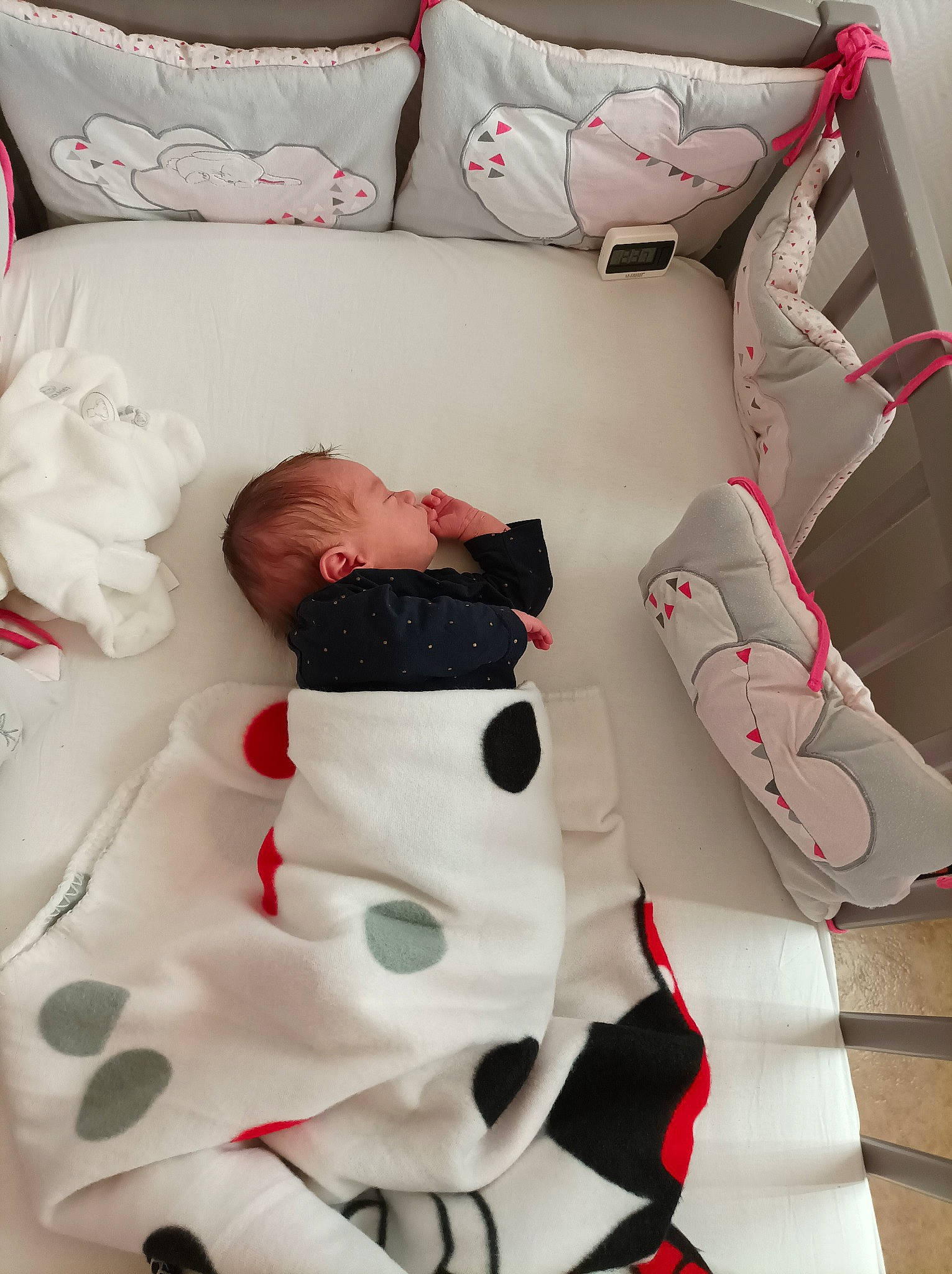 Ilona a rejoint le concours — aidez-le/la à gagner de superbes lots ! baby_products, baby_toddler_clothing, bed_sheet, bedding, carmine, comfort, font, linens, paper, pattern, person, pillow, pink, red, room, sleeve, stuffed_toy, textile, throw_pillow, white