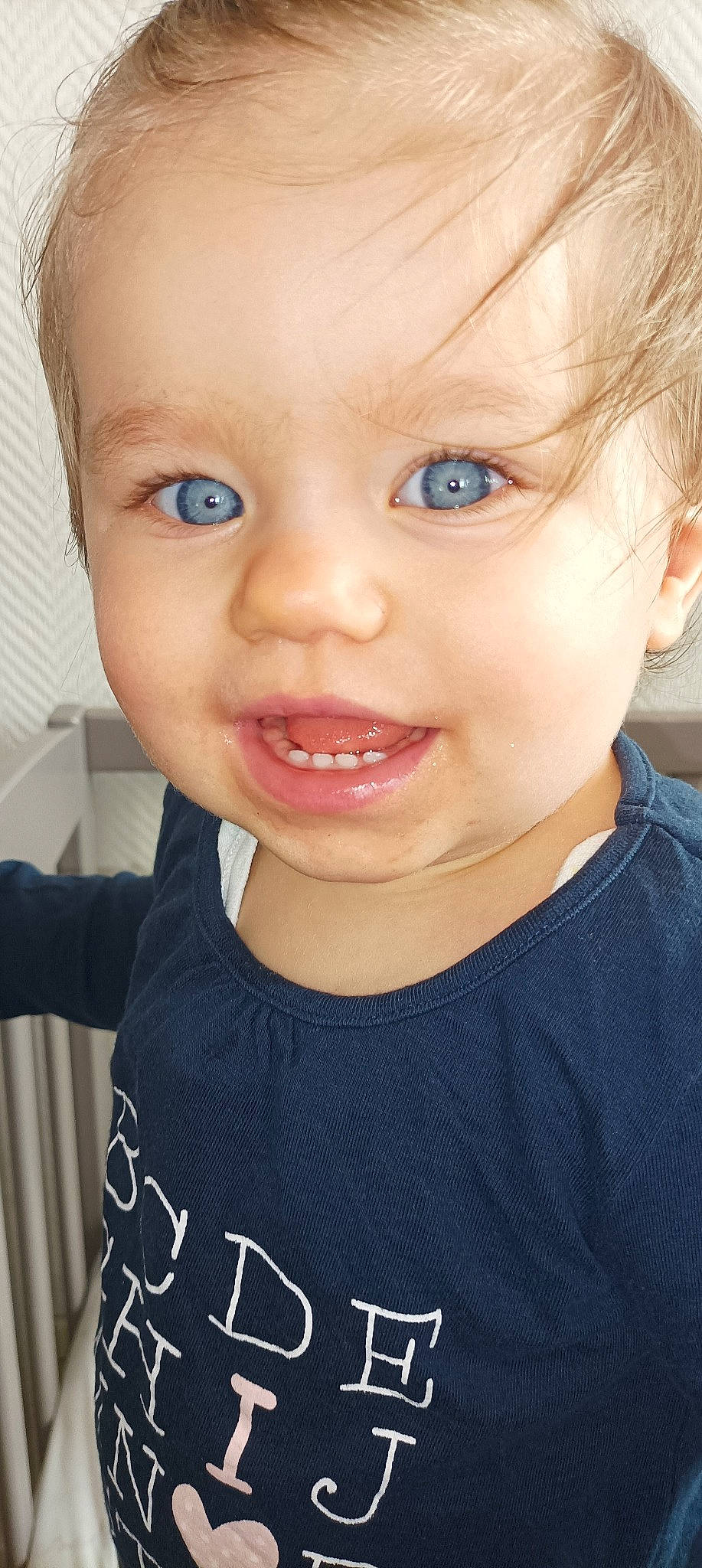 Ilona a rejoint le concours — aidez-le/la à gagner de superbes lots ! baby_toddler_clothing, blond, cheek, clothing, ear, electric_blue, eyelash, forehead, happy, iris, jaw, lip, mouth, neck, nose, person, skin, sleeve, smile, t_shirt