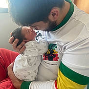 Elio a rejoint le concours — aidez-le/la à gagner de superbes lots ! newborn, baby, parent, father, holding, cuddle, kiss, beard, white_shirt, window_light, indoor, portrait, close_up, love, family, sleeping_baby, hand, clothing, soft_light, peaceful