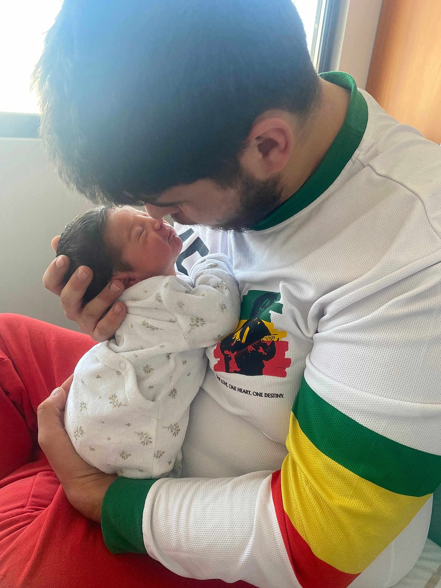 Elio a rejoint le concours — aidez-le/la à gagner de superbes lots ! newborn, baby, parent, father, holding, cuddle, kiss, beard, white_shirt, window_light, indoor, portrait, close_up, love, family, sleeping_baby, hand, clothing, soft_light, peaceful