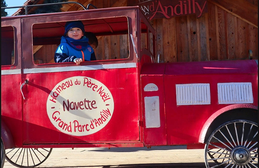 Damon participe au concours pour gagner de l'argent avec cette photo : alloy_wheel, auto_part, automotive_design, automotive_exterior, automotive_tire, automotive_wheel_system, car, classic, commercial_vehicle, fender, hat, headwear, land_vehicle, mode_of_transport, motor_vehicle, person, rim, sunglasses, tire, vehicle