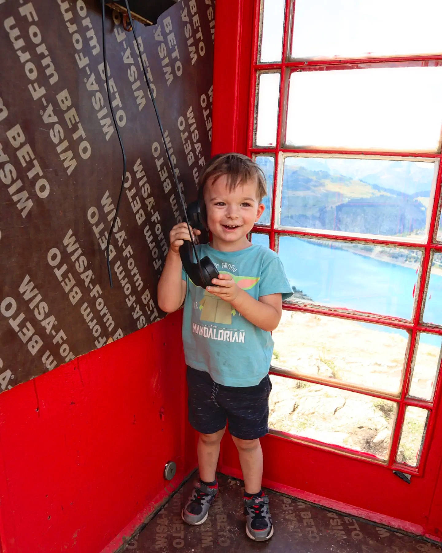 Damon a rejoint le concours — aidez-le/la à gagner de superbes lots ! bermuda_shorts, child, font, fun, happy, human_leg, joy, knee, leisure, person, shorts, sleeve, smile, symmetry, t_shirt, thumb, toddler, tourism, travel, vacation