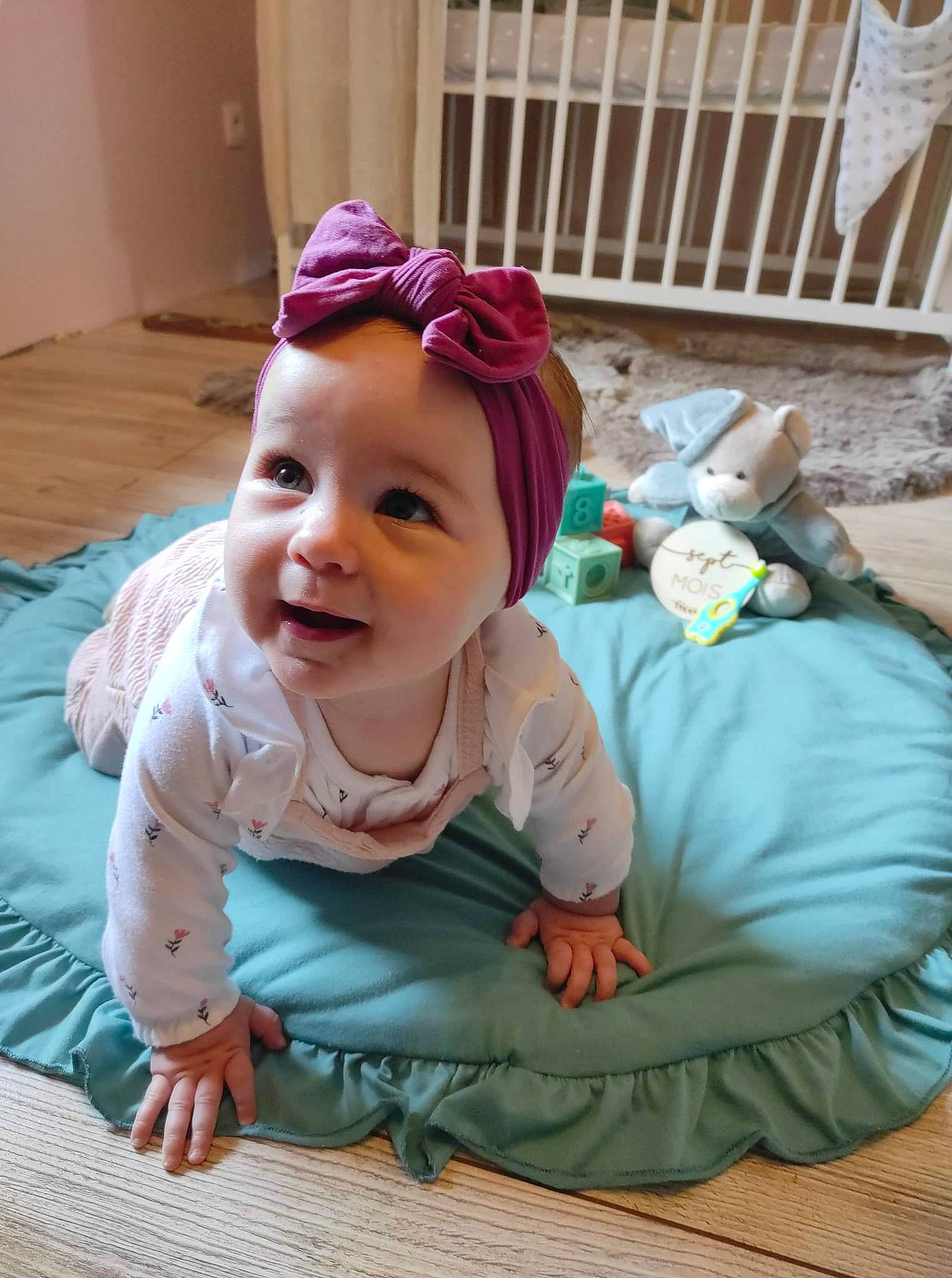 Rose a rejoint le concours — aidez-le/la à gagner de superbes lots ! baby, baby_laughing, baby_products, baby_toddler_clothing, cap, child, comfort, eye, fashion_accessory, fun, grass, happy, head, headgear, linens, person, sitting, skin, sleeve, smile