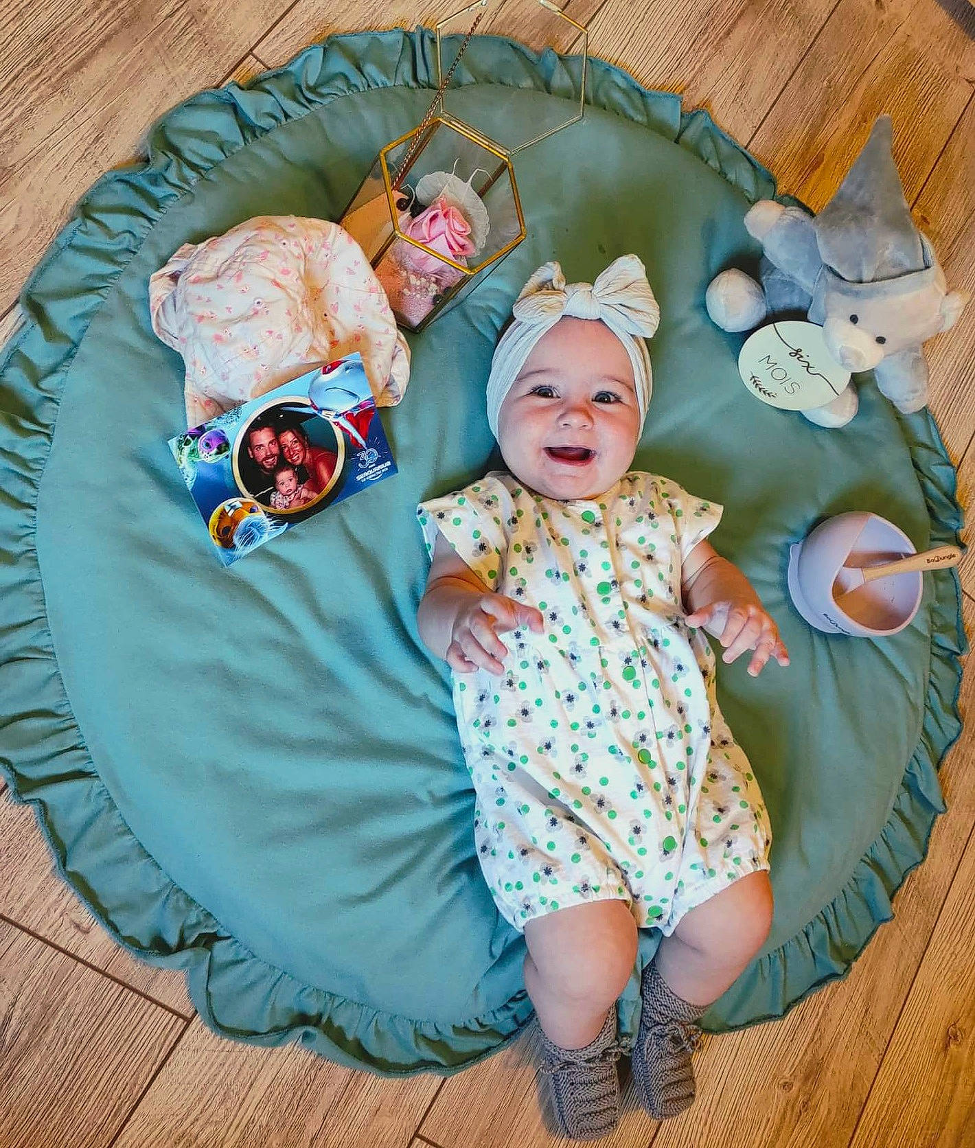 Rose participe au concours pour gagner de l'argent avec cette photo : aqua, baby, baby_products, baby_toddler_clothing, baby_toys, child, comfort, grass, happy, hat, headwear, joy, linens, pattern, person, room, sandal, sleeve, smile, textile